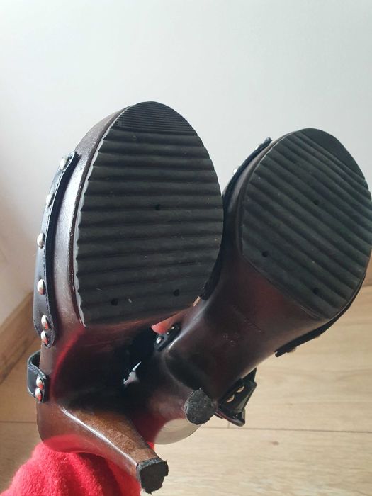 Drewniane buty na obcasie