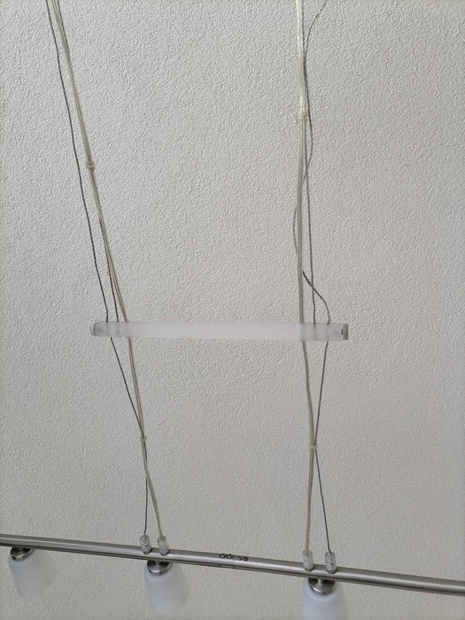 Candeeiro grande, 1,25m de comprimento, em inox e com abajures brancos