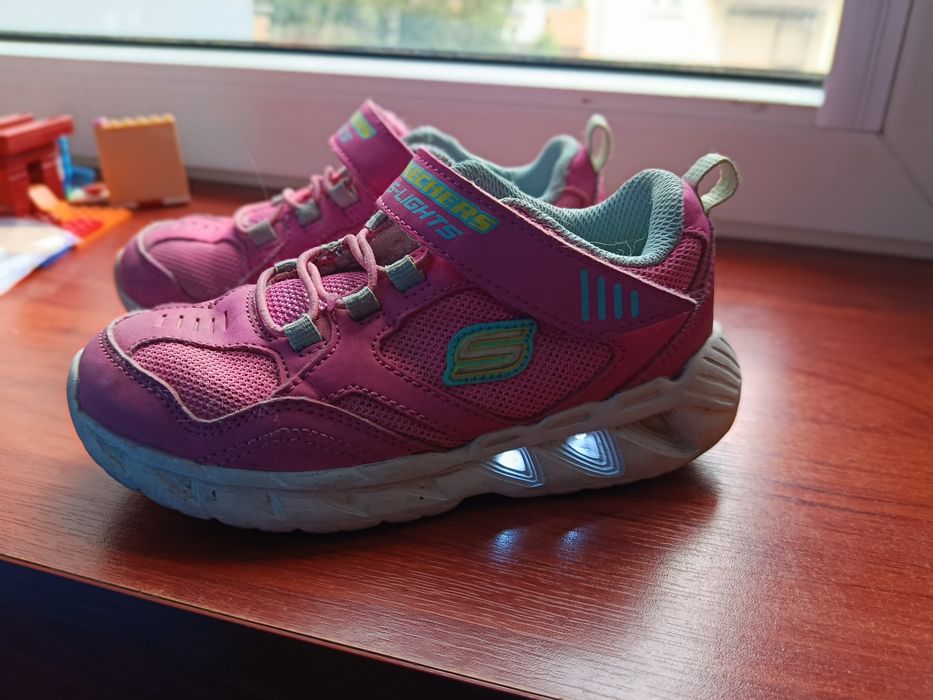 Buty Skechers świecąca podeszwa 27