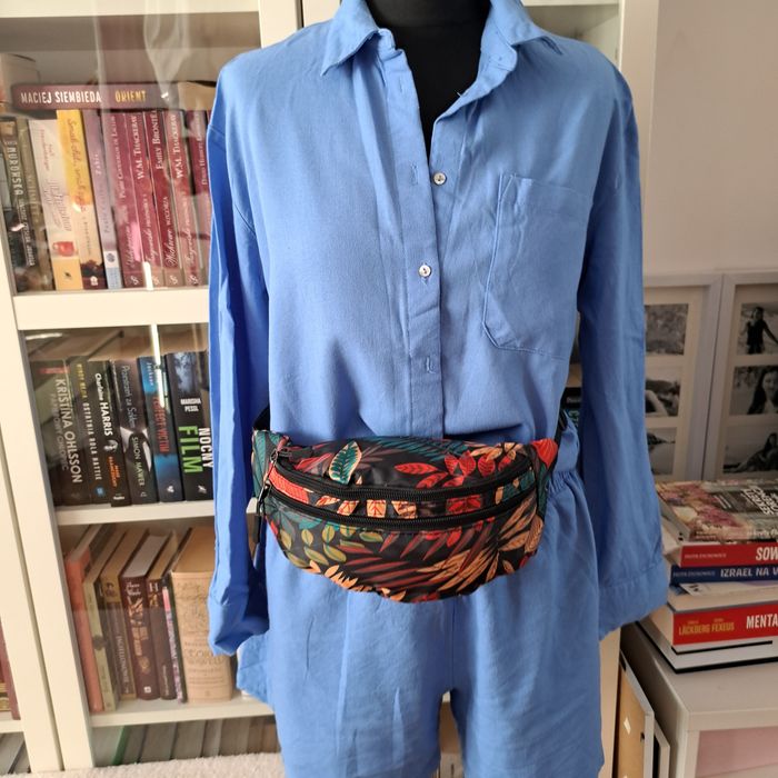 Nowa torebka nerka z wodoodpornego materiału.