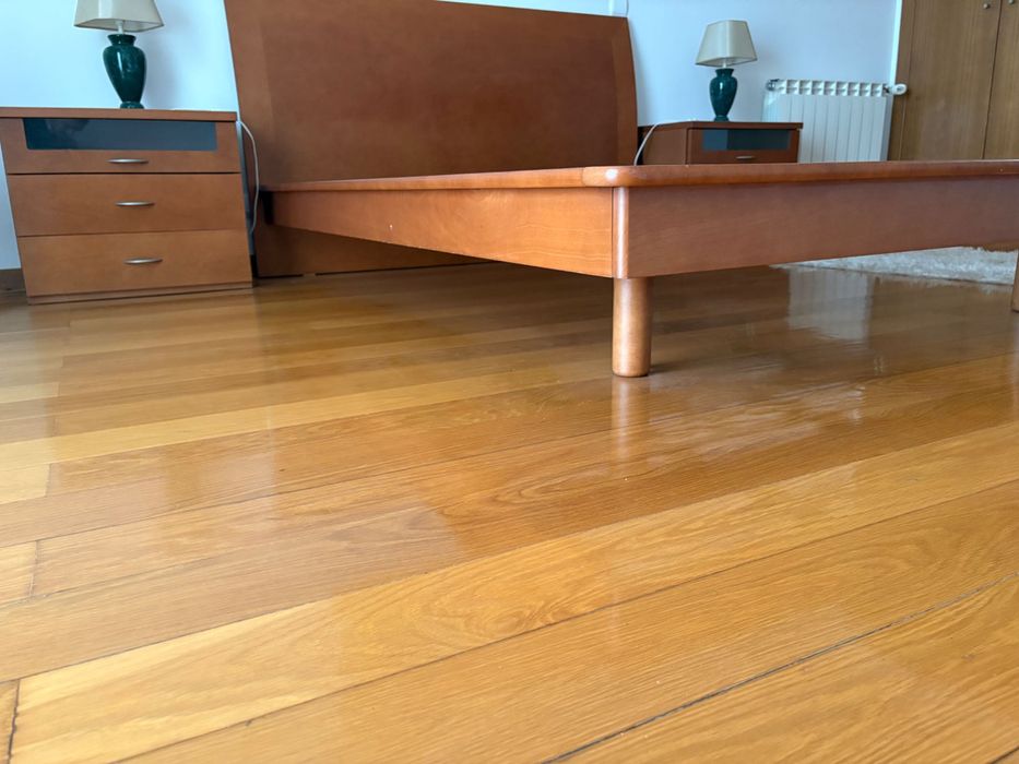 Cama de madeira + Colchão + 2 Mesas de Cabeceira