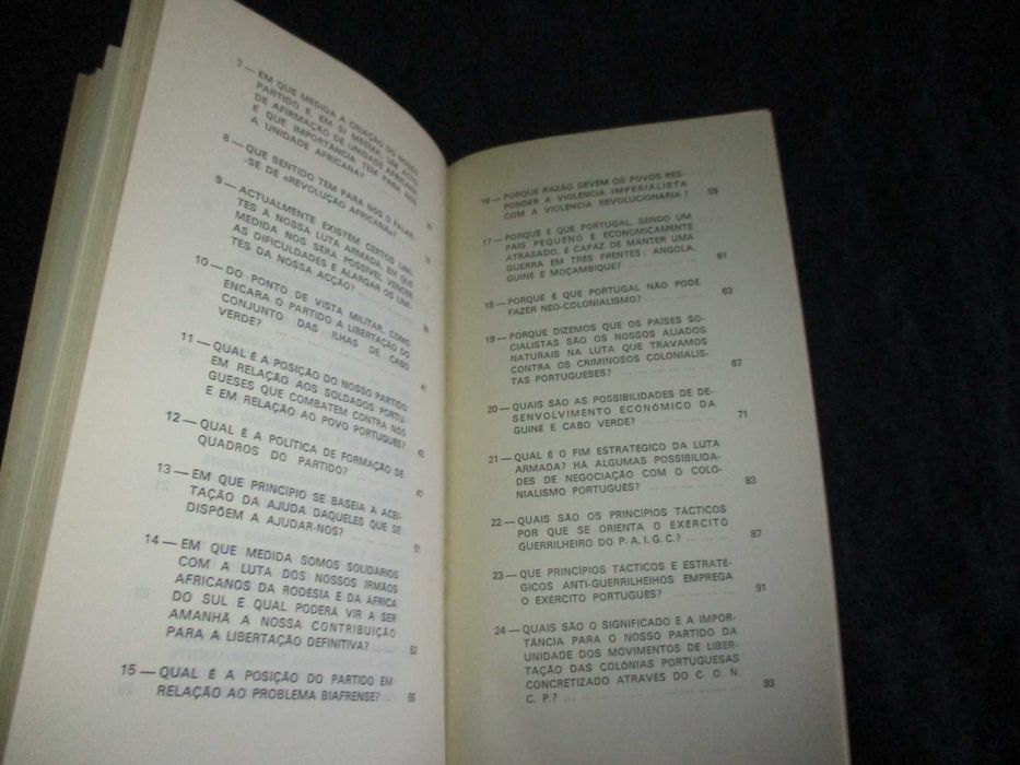 Livro Manual Político do P. A. I. G. C. Libertação Nacional