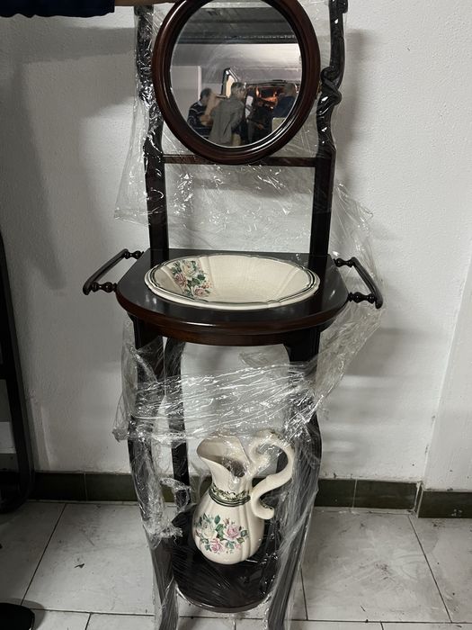 Lavatório com bacia e jarro