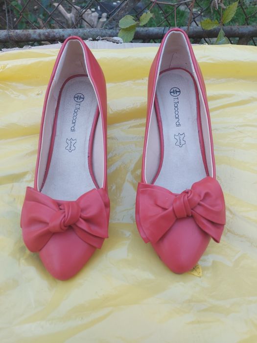 Buty szpilki damskie czerwone rozmiar 37 firma T.Taccardi