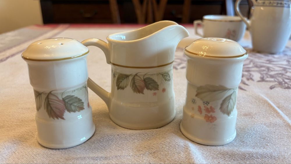 Conjunto de Saleiro, Pimenteiro e Molheiro Steelite