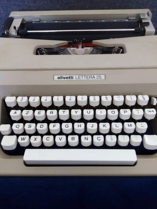 Vendo máquina de  escrever antiga em óptimo  estado a foncionar