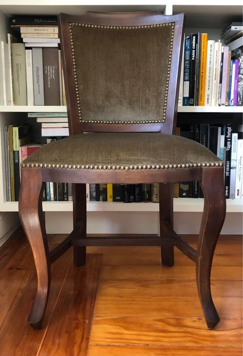 Cadeira de madeira maciça com estofo veludo