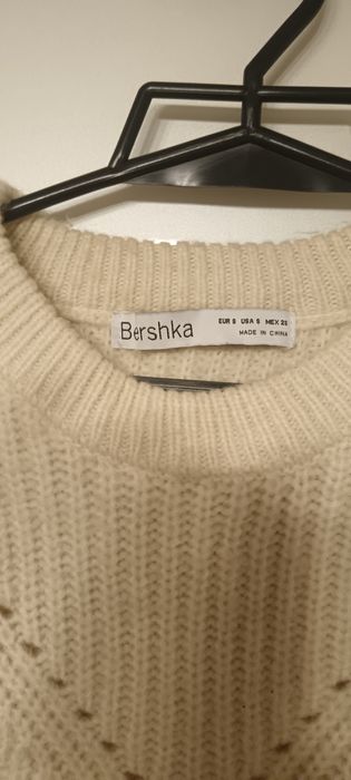 Beżowy kremowy sweter damski Bershka ciepły rozm S/M