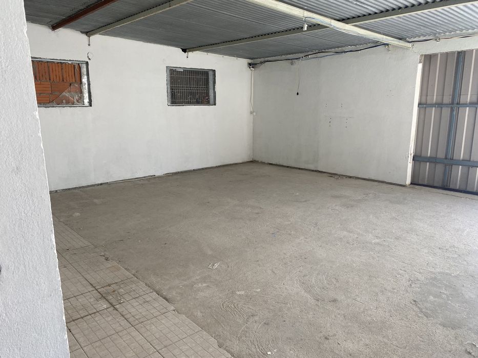 Armazém com cerca de 230 m2