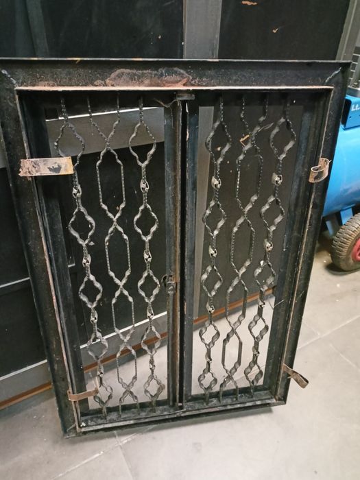 Metalowe ażurowe drzwiczki ozdobne