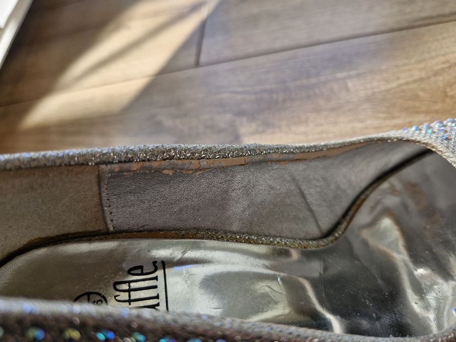 Błyszczące buty na obcasie