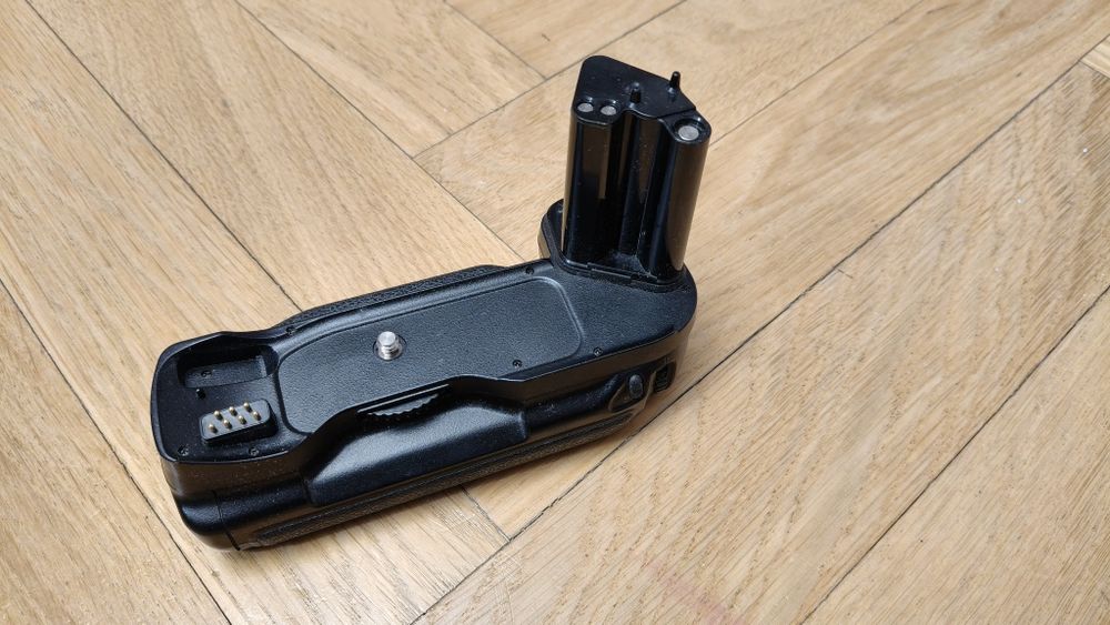 Nikon F100 + battery pack