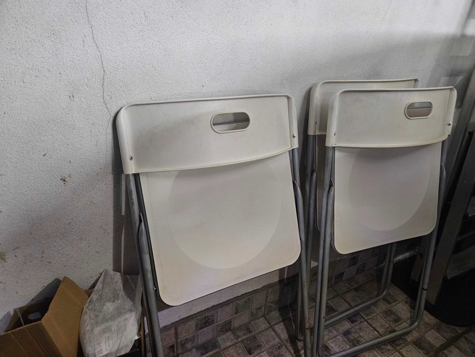 Cadeiras IKEA brancas dobraveís confortáveis