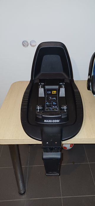 Fotelik Nosidełko  i bazą MaxiCosi