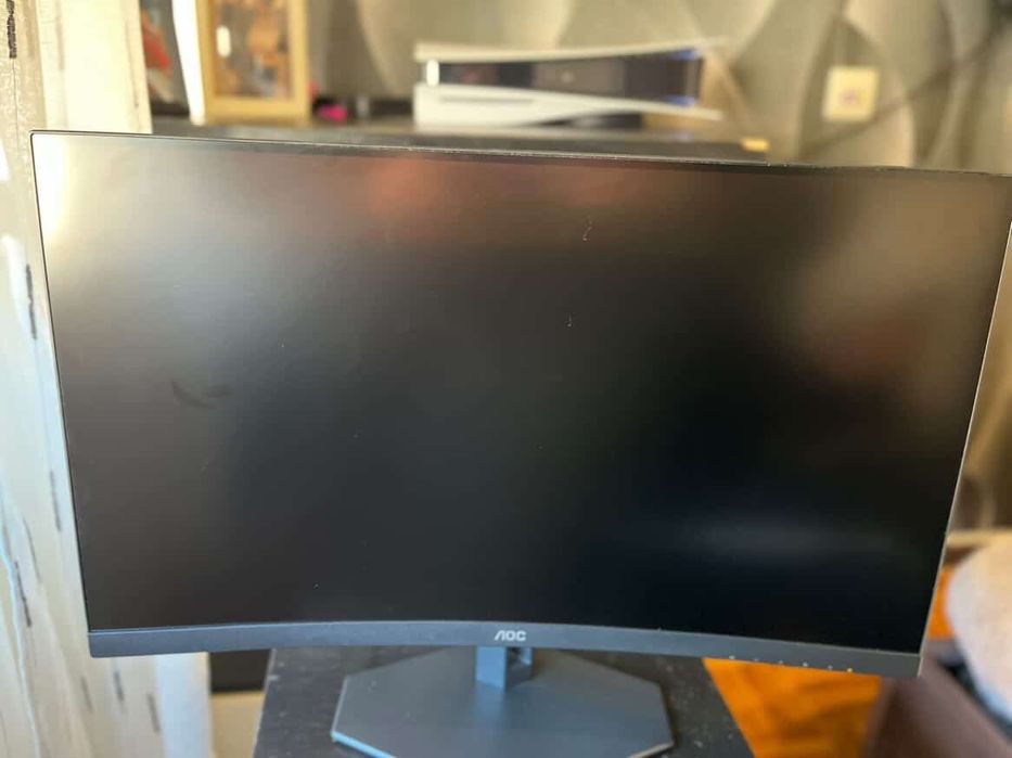 Ps5 com dois comandos um monitor e cabo de carregador