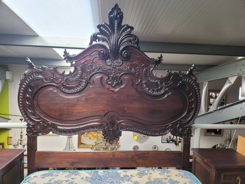 Cama antiga com estrado e colchão - Muito bom estado geral