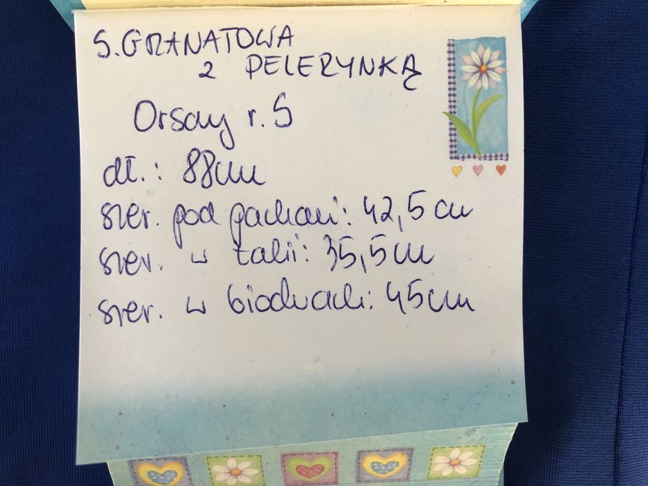 Sukienka szafirowa z pelerynką Orsay