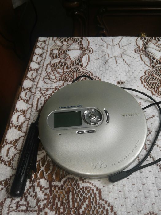 портативний CD-плеєр Sony Walkman моделі D-NE700
