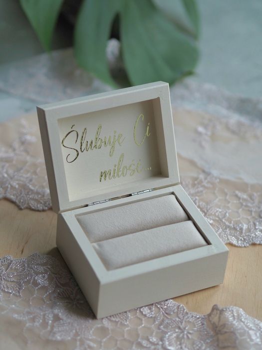 Minimalistyczne pudełko na obrączki z poduszką velvet beż