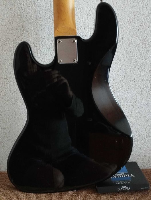 ПРОДАЮ Бас - гітара Saga Black Hawk