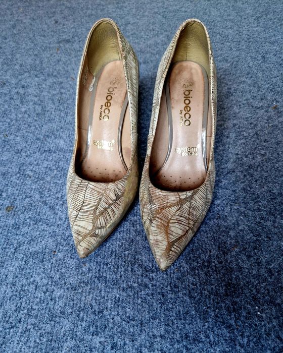 Buty na obcasie 39 złote beżowe eleganckie z systemem softstep bioeco