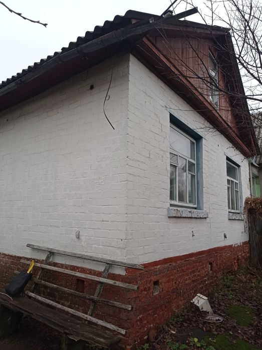 Частина будинку в центрі міста по вул Ревуцького . Окремий двір.