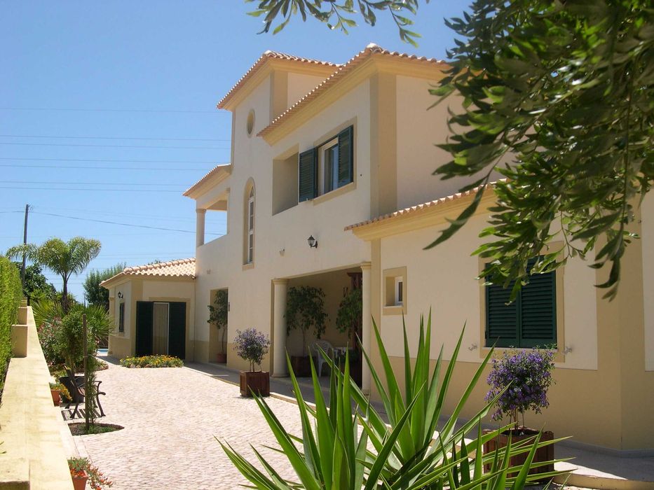 Apartamento independente T2 na espetacular vivenda, piscina comum, perto de zona antiga de Albufeira