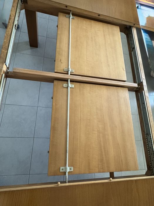 Mesa de jantar em madeira