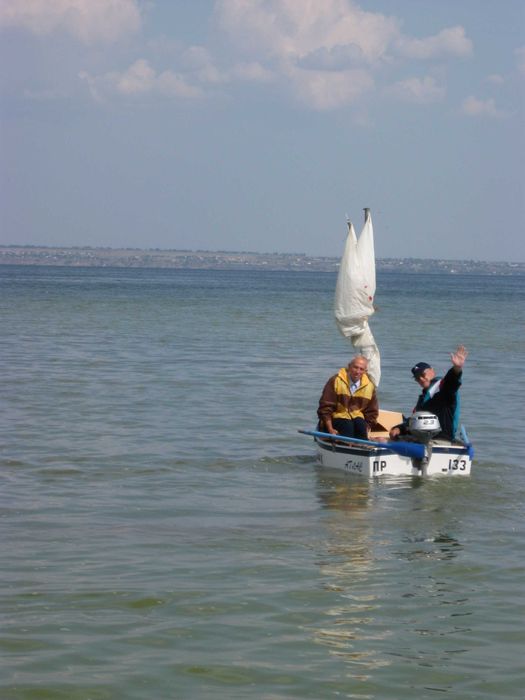 Продам небольшую лодку-швертбот.