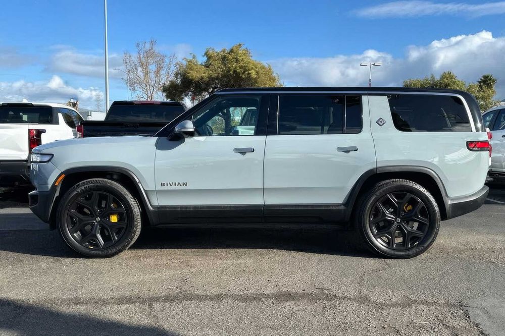 Rivian R1S Adventure Quad Motor      2023