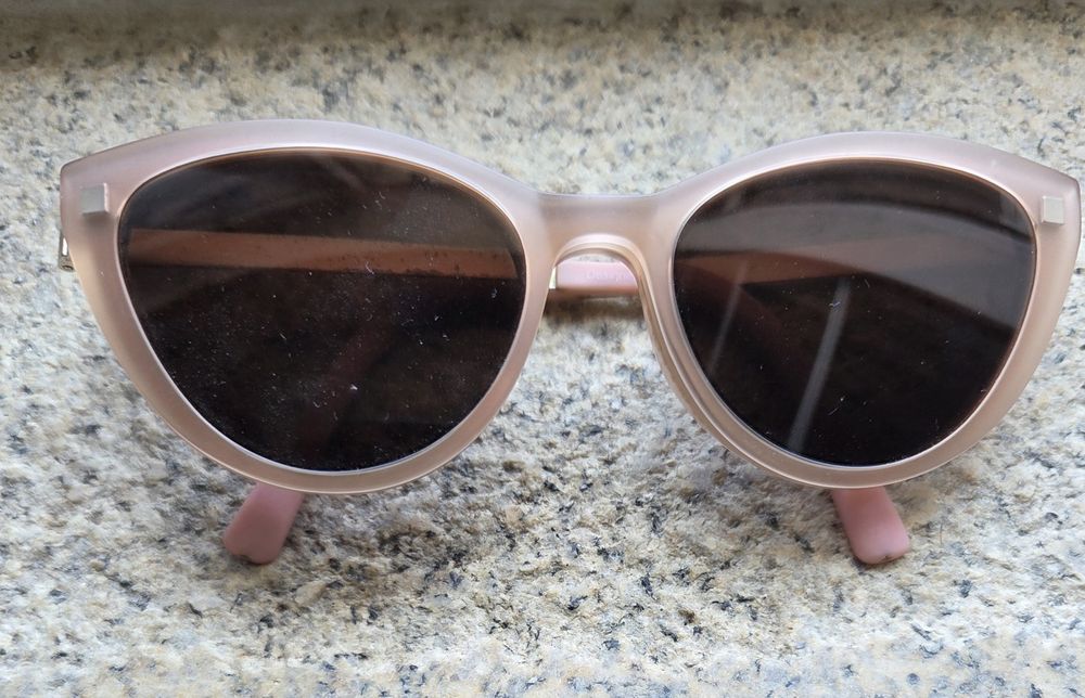 Armação de óculos com aplicativo de lentes escuras que se fixa por íman à armação Tem lentes graduadas que terão que ser lsubstituidas.