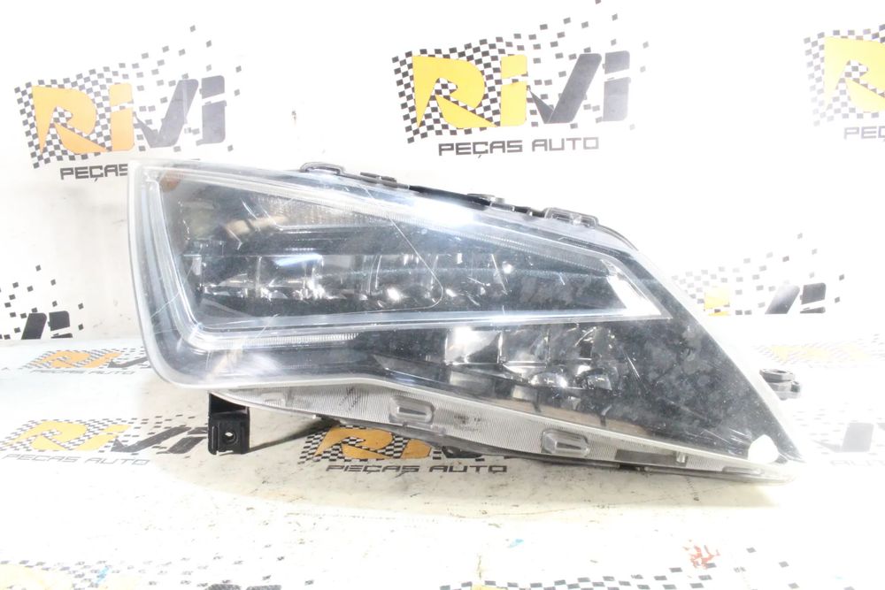 Ótica / farol direita SEAT Leon (5F1)