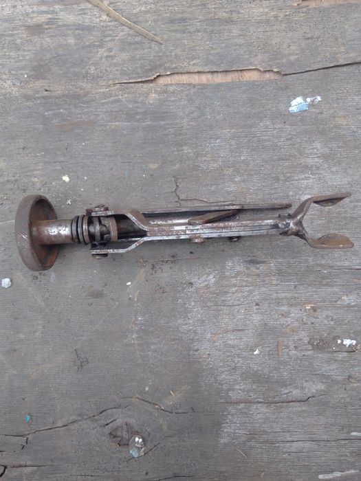 Приспособление для снятия и установки сухарей клапанов