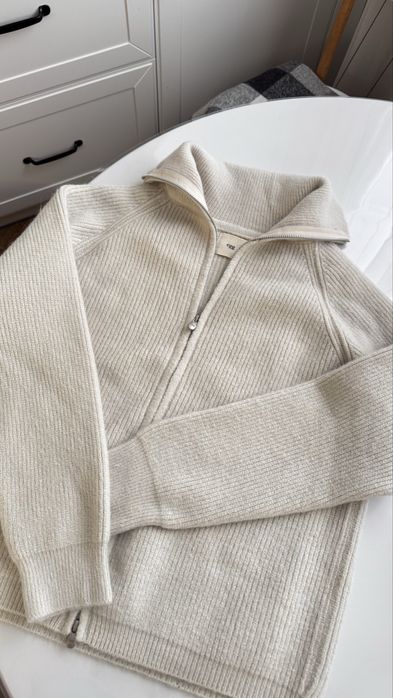 Трендова кофта на замку