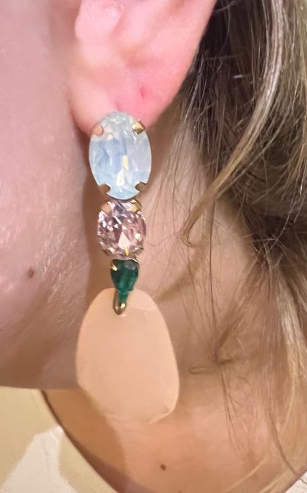 Brincos dourados com pedras