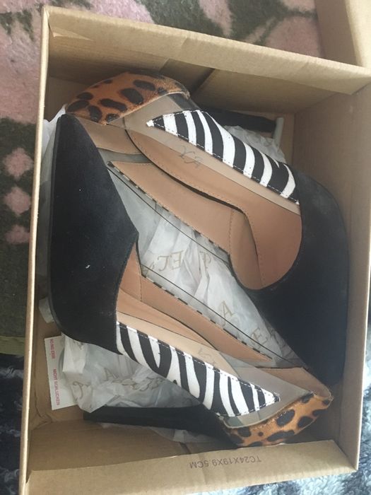 Sapatos novos salto alto muito a moda