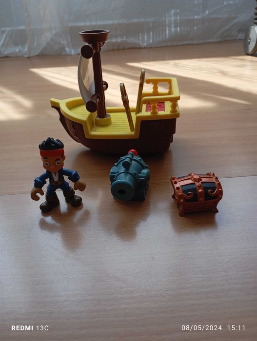 Barco Jake com figura