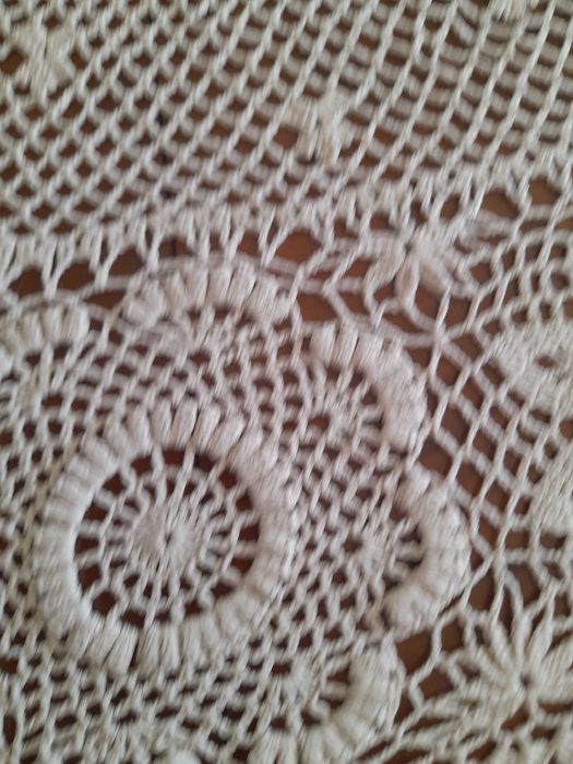 Toalha de mesa em crochet antiga. Em bom estado.(Cor Bege)