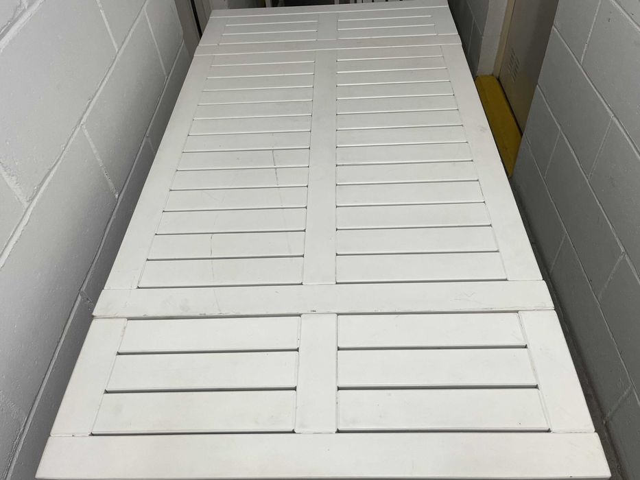 Mesa de pinho com 3 cadeiras, em muito bom estado