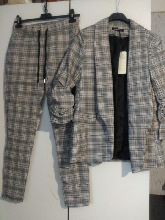 Nowy z metką garnitur w kratę