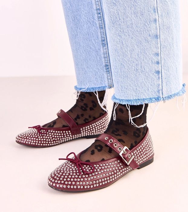 Bordowe baleriny zdobione ćwiekami i kokardką Mylie