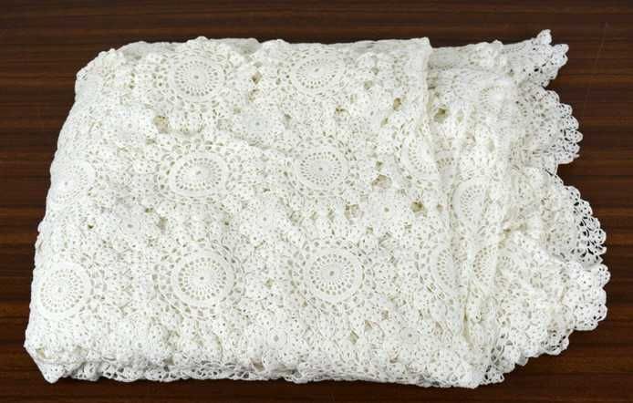 Toalha de mesa em linho e crochet