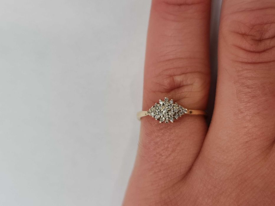 Apart! Piękny złoty pierścionek/ 585/ 0.14 CT! R10/ 25 brylantów