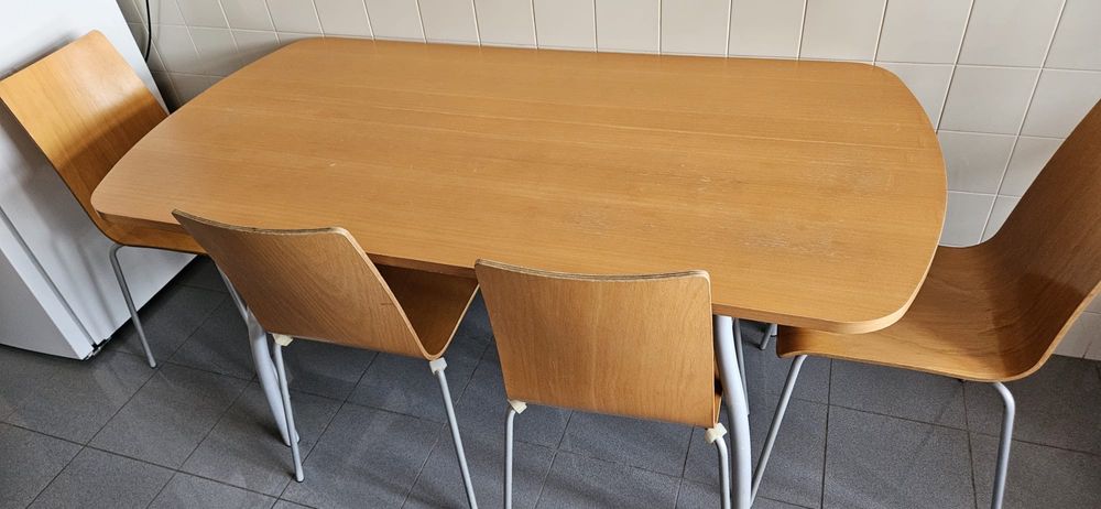 Mesa madeira com cadeiras incluídas