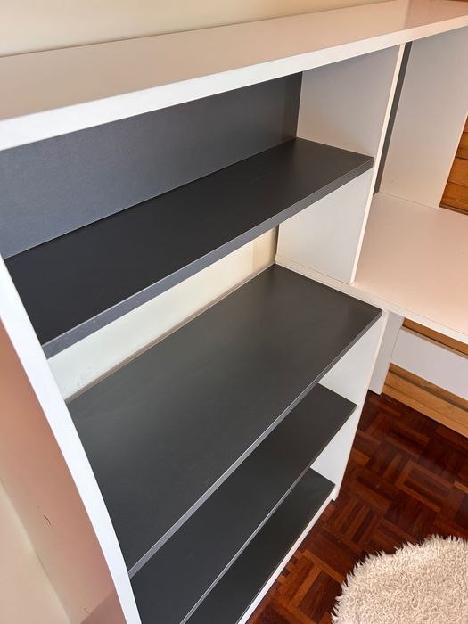 Mesa de canto com estante