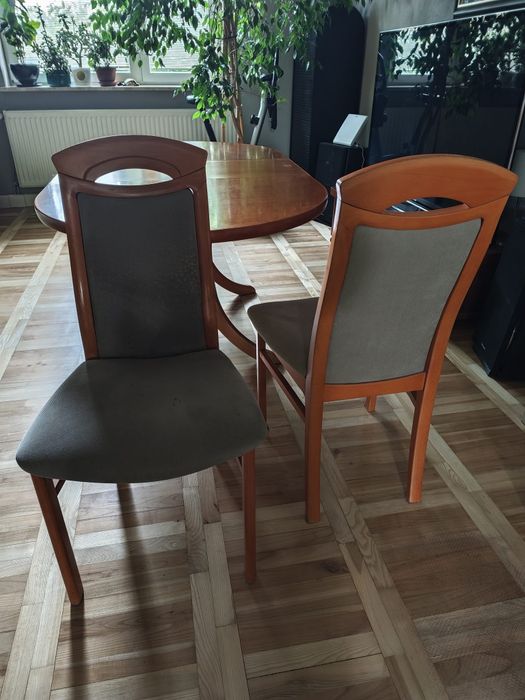 Stół (rozkładany) plus 4 krzesła zestaw wykonany z drewna