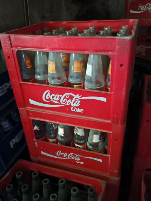 Duża ilość skrzynek z butelkami Cola, Pepsi, Mirinda, Sprite itd.