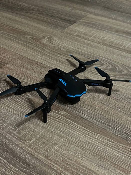 Квадрокоптер на пульті керування E99 Max з HD FPV камерою