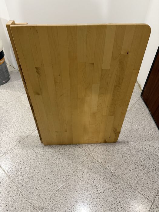 Bancos e mesa de madeira