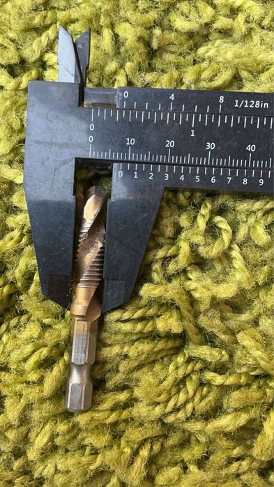 Бувший у використанні в хорошому робочому стані метчик інтегрований зі свердлом діаметром 8мм ніжка 1/4